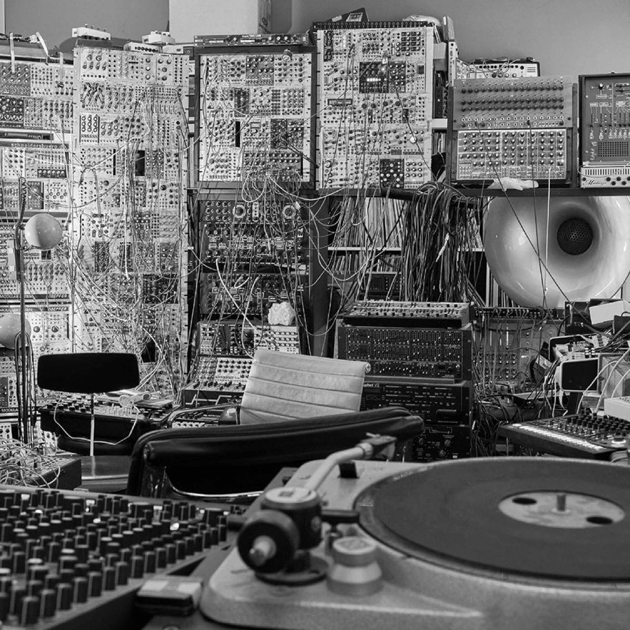 Inside the studio / To the Web. Spaces of Electronic Music Production
